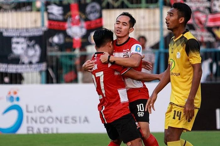 Pemain Madura United merayakan gol yang dicetak oleh Alberto Goncalves ke gawang Barito Putera pada pekan ke-18 Liga 1 2019.