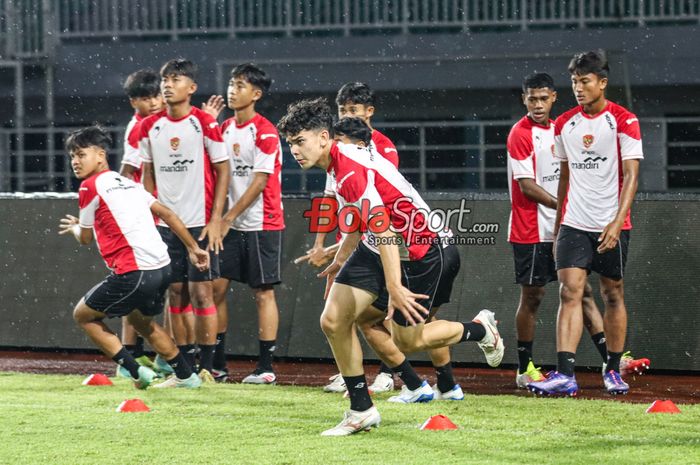 Matthew Baker alias Matt Baker (tengah) sedang berlatih bersama timnas U-17 Indonesia di Stadion Pakansari, Bogor, Jawa Barat, Kamis (13/3/2025).
