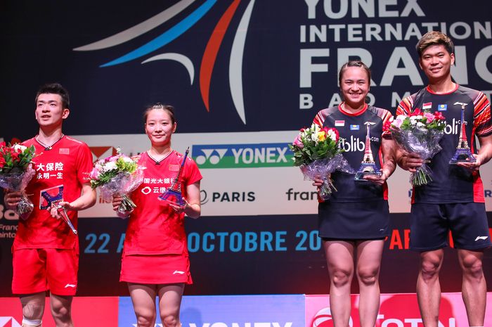 Pasangan ganda campuran Indonesia, Praveen Jordan/Melati Daeva Oktavianti, berpose di atas podium kampiun seusai memenangi laga final French Open 2019 kontra Zheng Siwei/Huang Yaqiong (China) di Stade Pierre de Coubertin, Paris, Prancis, Minggu (27/10/2019).