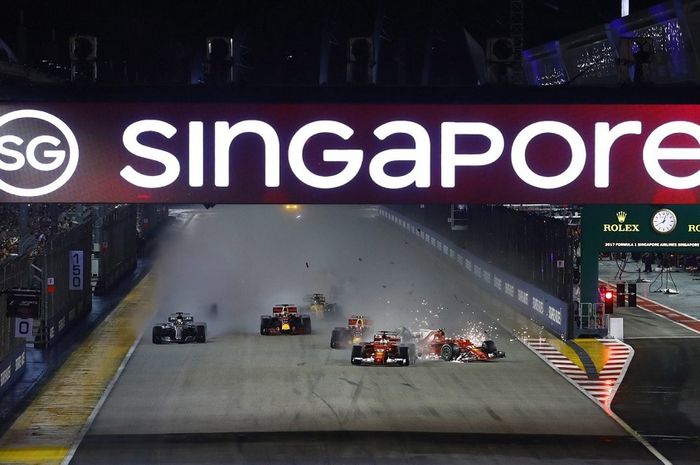 Suasana balapan malam pada F1 GP Singapura 2018 di Sirkuit Jalan Raya Marina Bay.