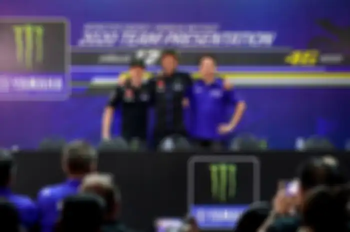 Jorge Lorenzo (paling kanan) bersama Maverick Vinales (paling kiri) dan Valentino Rossi (tengah) di acara perkenalan tim Monster Energy Yamaha MotoGP di Sepang Malaysia, Februari lalu
