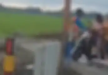 Video Penjaga Perlintasan Pasang Badan Halau Pemotor, Nyaris Tergilas Kereta