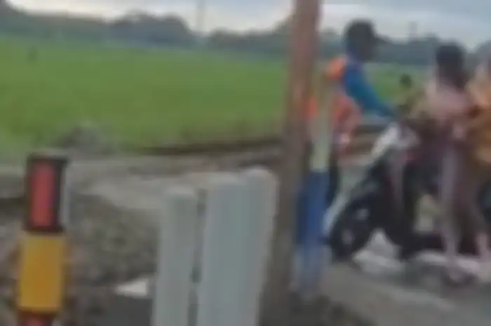 Petugas perlintasan kereta pasang badan halau pemotor