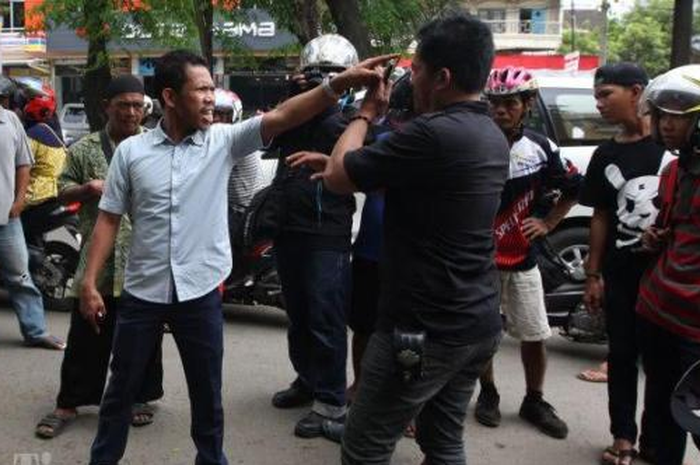 Ilustrasi Debt Collector. Gak Boleh Pakai Kekerasan, Penyedia Jasa Debt Collector Bocorkan Aturan Tarik Kendaraan