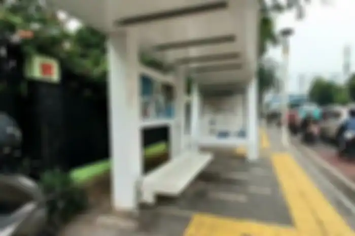 Halte bus yang dijadikan tempat bermesum pria dan perempuan, di depan SMKN 34 Jakarta, Kecamatan Senen, Jakarta Pusat, Jumat (22/1/2021). 
