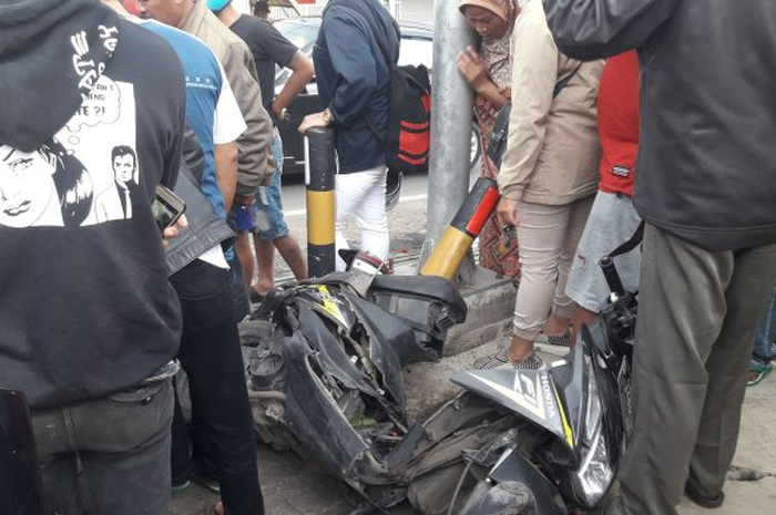 Honda Beat tabrak tiang lampu lalu lintas