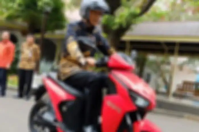 Presiden Jokowi menunggangi motor listrik, sebagai kampanye mengenalkan motor listrik kepada masyarakat Indonesia.