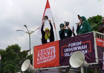 'Emak-emak Menjerit Pusing 7 Keliling', Sambil Bawa Alat Masak, Emak-emak Demo Tuntut Pemerintah Turunkan Harga Sembako yang Melambung Tinggi