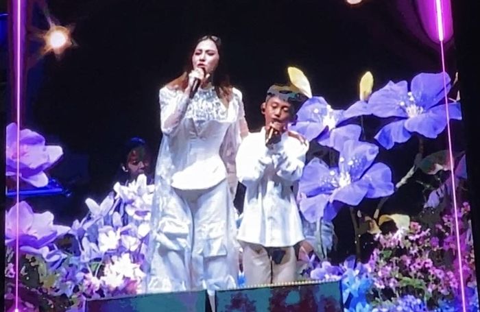 Mahalini duet dengan Pandu di Jakarta Internasional Expo (JIEXPO), Kemayoran, Jakarta pada Sabtu (21/9/2024).
