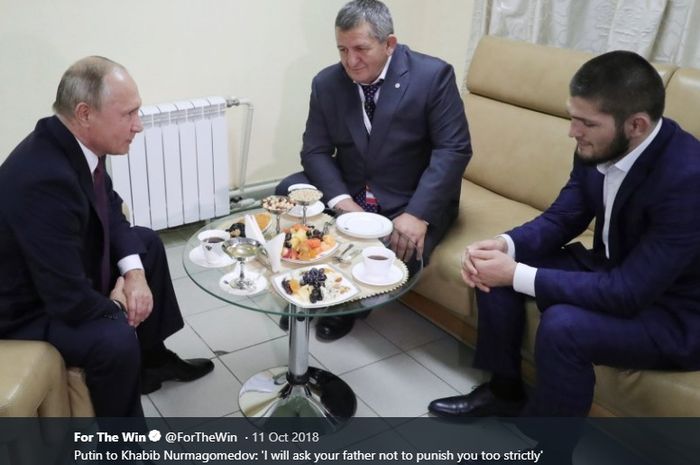 Presiden Rusia, Vladimir Putin (kiri), menemui Khabib Nurmagomedov (kanan) dan Abdulmanap Nurmagomedov pada Oktober 2018.