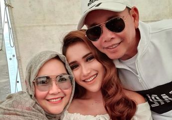 Sosisnya Lembek hingga Rasa Masakan Biasa Saja, Kafe Ayu Ting Ting yang Baru Dibuka Langsung Kena Nyinyir YouTuber, Umi Kalsum Turut Kena Getahnya Lantaran Promosikan Bisnis sang Anak, Netizen Beri Peringatan: Tali BHnya Kelihatan Bu!