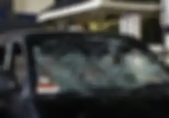 Lagi.. Mobil Dirusak Masa Setelah Menabrak dan Merampok Motor