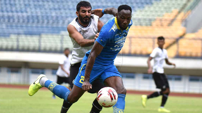 Striker Persib Bandung, Geoffrey Castillion, dikawal ketat oleh bek Tira Persikabo, Filiposyan, dalam laga uji coba di Stadion Gelora Bandung Lautan Api, Bandung, Jumat (21/2/2020).