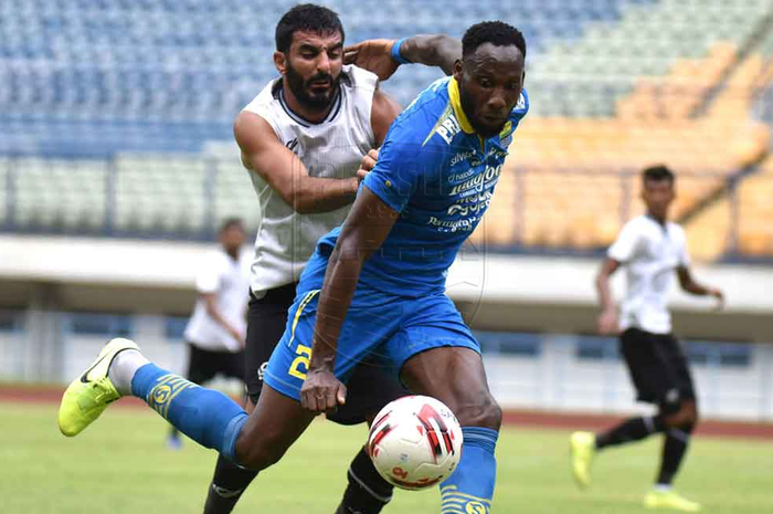 Striker Persib Bandung, Geoffrey Castillion, dikawal ketat oleh bek Tira Persikabo, Filiposyan, dalam laga uji coba di Stadion Gelora Bandung Lautan Api, Bandung, Jumat (21/2/2020).