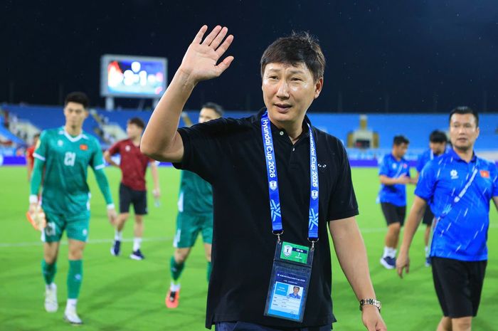 Pelatih Timnas Vietnam, Kim Sang-sik, menyapa para penggemar usai pertandingan terakhir fase grup ASEAN Championship 2026.