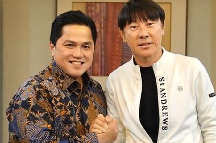 Ketua Umum PSSI Erick Thohir dan Shin Tae-yong akhirnya berjabat tangan dan dipastikan resmi perpanjang kontrak.