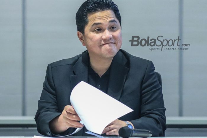 Ketua Umum PSSI, Erick Thohir, sempat memberikan senyuman saat hadir dalam sesi jumpa pers di Menara Danareksa, Gambir, Jakarta Pusat, Sabtu (24/6/2023) sore.