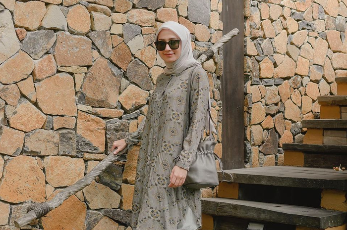 Model tunik hijab abu-abu buat lebaran 2022