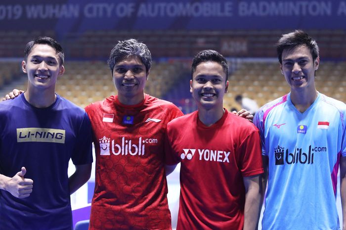 (ki-ka) Jonatan Christie, Irwansyah (Asisten Pelatih Tunggal Putra), Anthony Sinisuka Ginting, Shesar Hiren Rhustavito, saat menjalani sesi latihan di Wuhan Sports Center Gymnasium, Wuhan, China, Senin (22/4/2019).