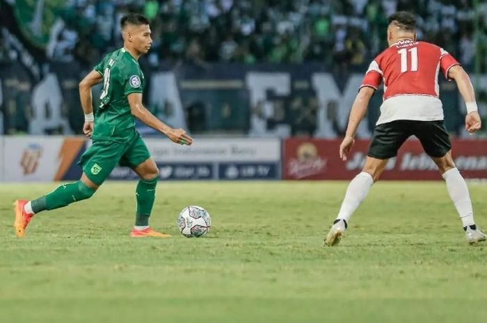 Suasana pertandingan antara Persebaya Surabaya melawan Madura United di Stadion Gelora Bung Tomo, Surabaya, Minggu (14/8/2022).