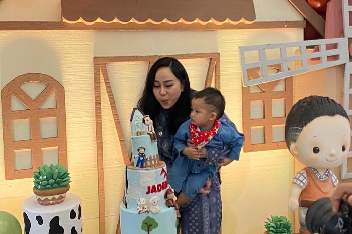 Denise Chariesta bersama putranya, Jaden, saat Grid.ID temui di kediamannya di kawasan Kemang, Jakarta Selatan, Senin (11/11/2024).