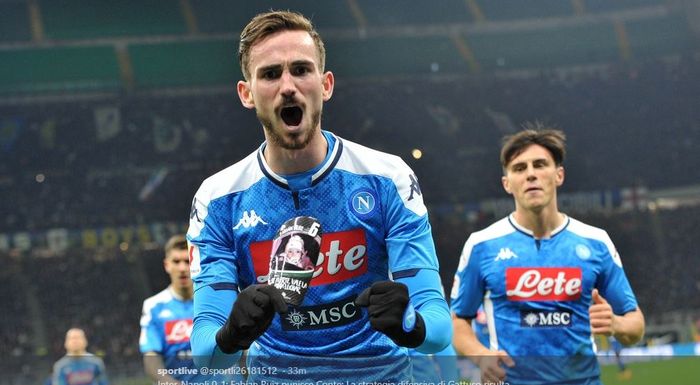 Fabian Ruiz merayakan golnya untuk Napoli ke gawang Inter Milan dalam partai Coppa Italia di Giuseppe Meazza, 12 Februari 2020.