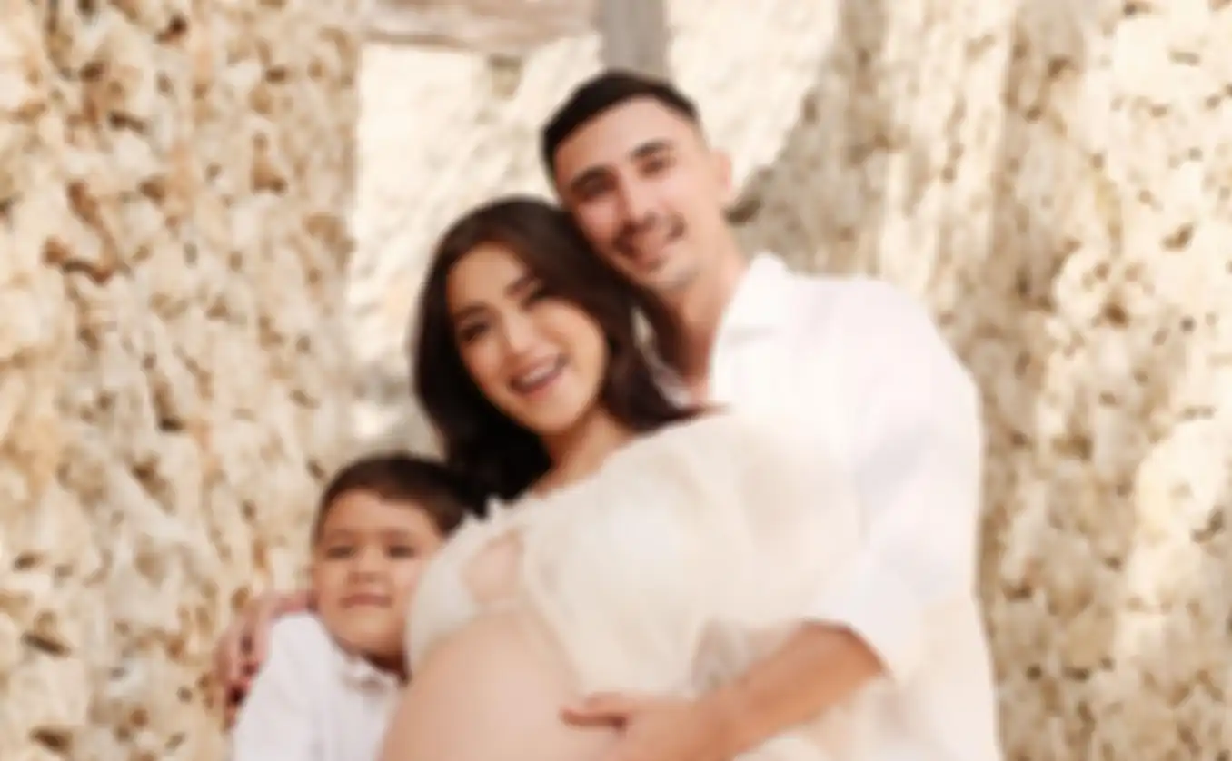 Jessica Iskandar bersama keluarga kecilnya saat maternity shoot