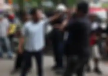 Surabaya Mencekam, Gerombolan Driver Online Frontal Tangkap 5 Orang Debt Collector yang Mau Tarik Kendaraan