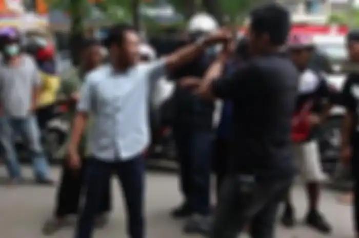 Debt Collector berkelahi dengan nasabah saat menarik mobil yang jatuh tempo di Jl Hertasning Baru, Makassar, Minggu (9/10/17).  