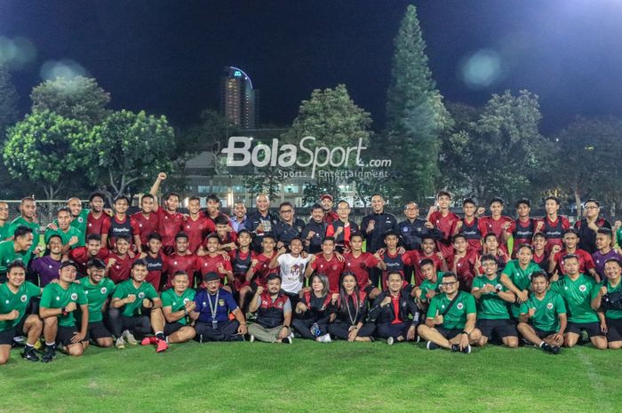 Skuat timnas U-22 Indonesia (skuad timnas U-22 Indonesia) sedang berfoto bersama dengan perwakilan PSSI dan Cdm SEA Games 2023 di Lapangan A, Senayan, Jakarta, 5 April 2023.