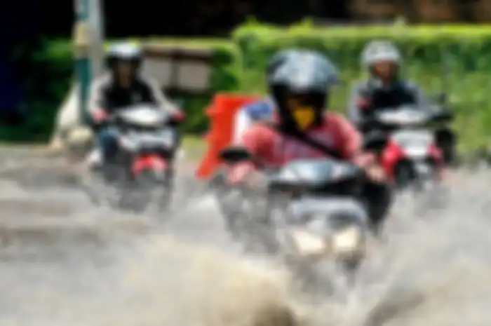 Hingga pagi ini Ciamis terendam banjir, pemotor jangan asal terabas genangan air.