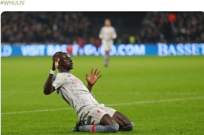 Penyerang Liverpool, Sadio Mane, merayakan gol yang dicetak ke gawang West Ham United dalam laga Liga Inggris di London Stadium, Senin (4/2/2019).