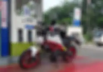 Selalu Isi Penuh Bensin Bikin Tangki Motor Awet, Mitos atau Fakta?
