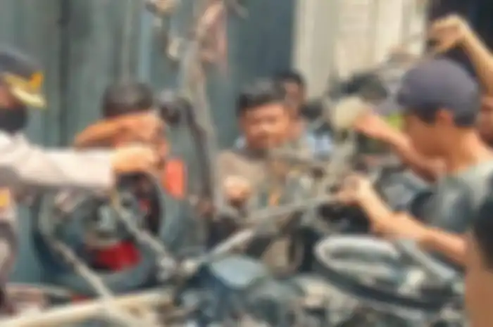 Satu toko di Kediri dan empat motor mulai BeAT, Revo, Vario, dan Thunder, hangus terbakar perkara bensin eceran.