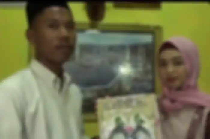Pria yang viral nikahi model dengan maskawin sandal jepit dan air putih.
