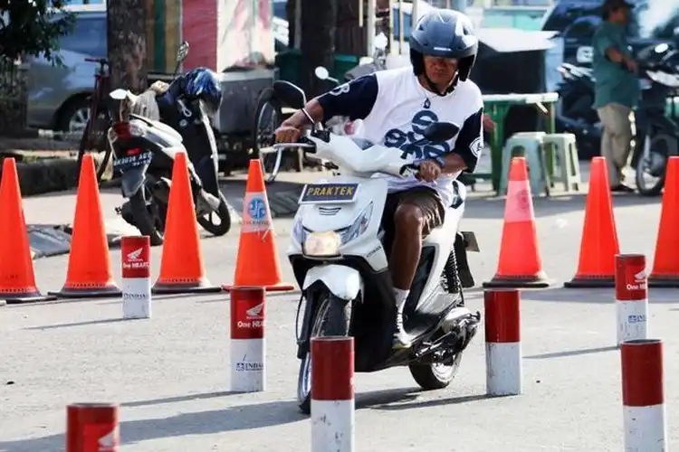 Serius Nih? Uang yang Dibayar Dikembalikan Lagi Kalau Gak Lulus Ujian SIM, Polisi Malah Bilang Begini