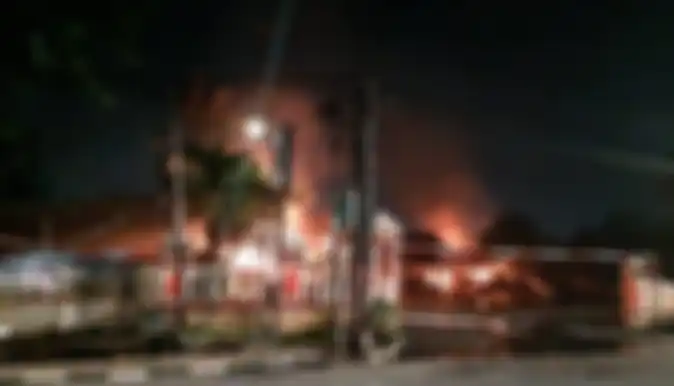 Polsek Ciracas dibakar massa.