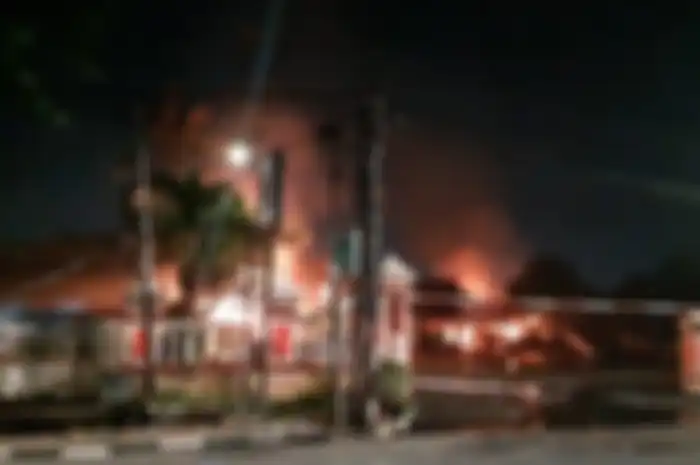 Polsek Ciracas dibakar massa.