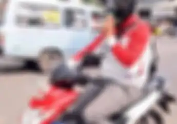 Gak Cuma Denda Rp 750 Ribu, Merokok Saat Riding Bisa Mencelakai Pengguna Jalan Lain