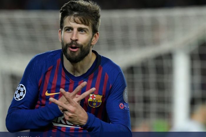 Bek tengah Barcelona, Gerard Pique, melakukan selebrasi setelah membobol gawang Olympique Lyon pada leg kedua 16 besar Liga Champions di Camp Nou