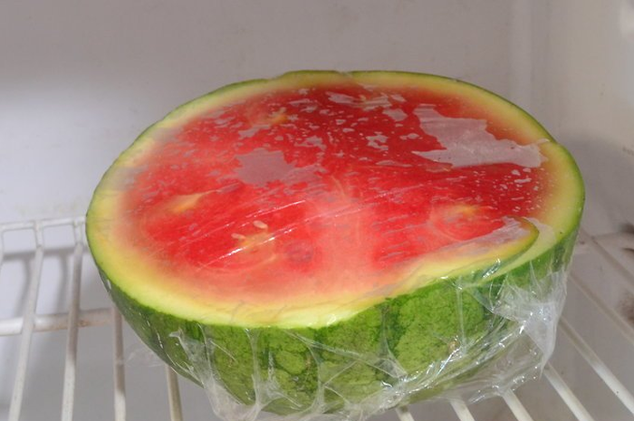 Menyimpan semangka dalam kulkas