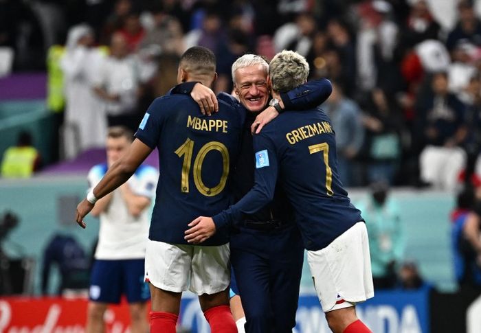 Kylian Mbappe dan Antoine Griezmann dipeluk Didier Deschamps usai timnas Prancis mengalahkan timnas Inggris dalam laga perempat final Piala Dunia 2022, Sabtu (10/12/2022).