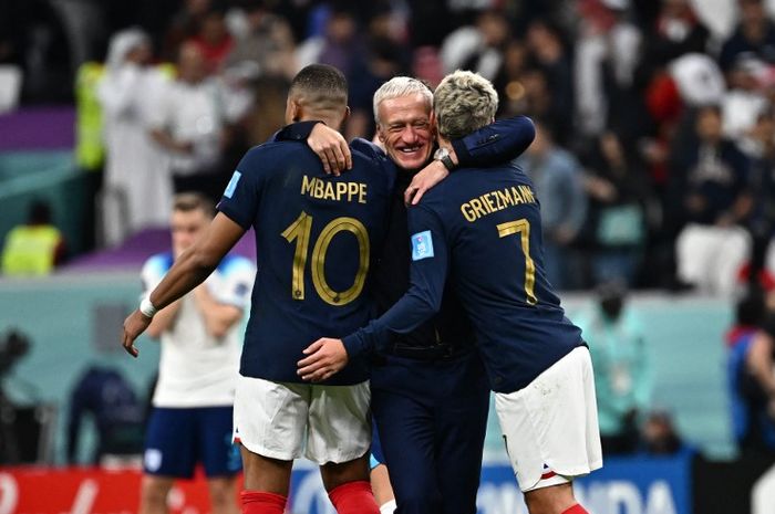 Aksi Didier Deschamps selaku pelatih Timnas Prancis melindungi Kylian Mbappe dari kontroversi menunjukkan privilese berlapis sang penyerang.