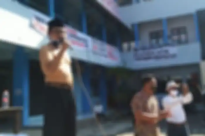 Rektor UNIBA Solo, Pramono Hadi melepas baju dan nyatakan mundur dalam orasinya di hadapan massa aksi di halaman kampus setempat, Selasa (30/6).