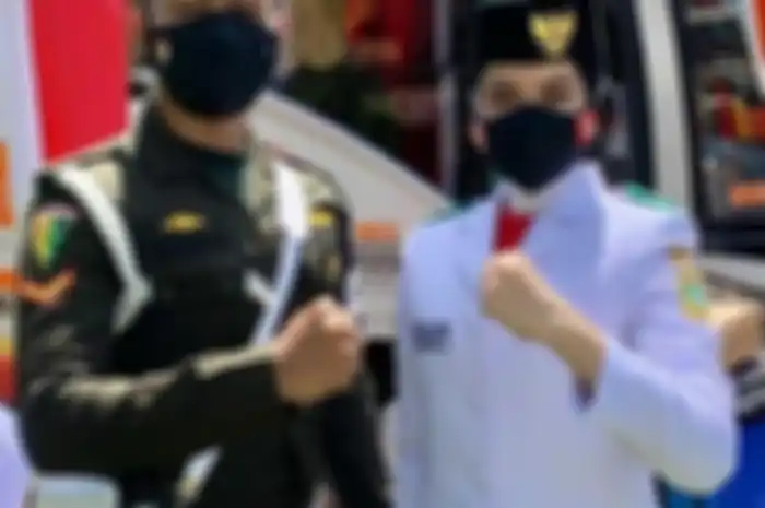 Ardelia Muthia Zahwa, pembawa baki bendera Merah Putih. Foto Ardelia Muthia Zahwa banyak dicari netizen di media sosial. 
