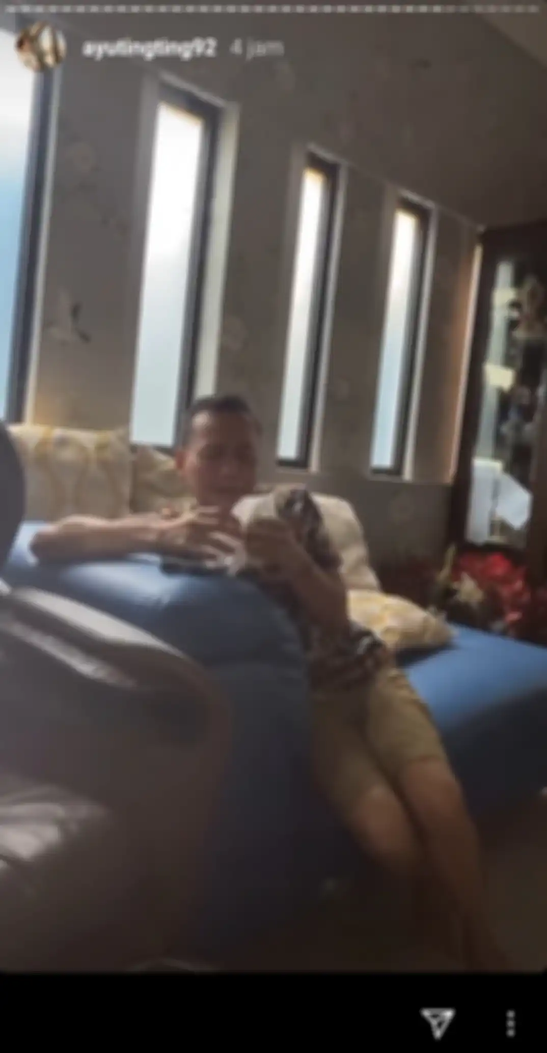 Ayu Ting Ting membagikan momen ketika ayahnya, ayah Rojak menangis karena akan segera pensiun.