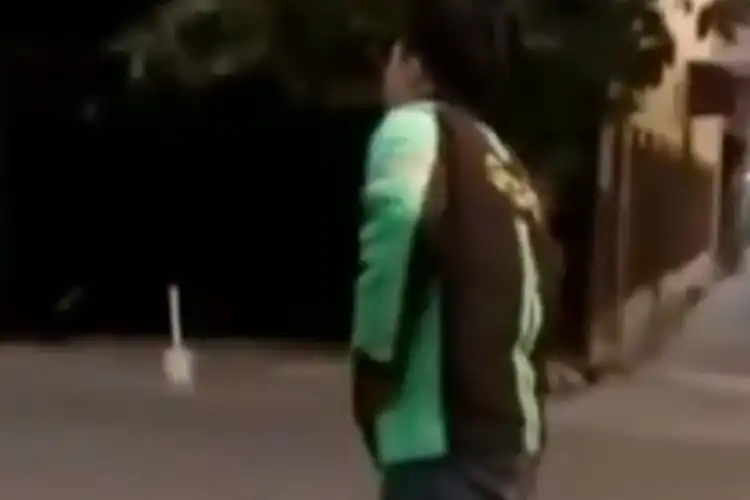 Tega Banget, Driver Ojol Celingukan Menahan Tangis, Pundak Ditepuk Motor Raib