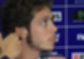 Bikin Ngakak! Meme Valentino Rossi Pose Didepan Angkot, Dari Sini Muncul Kepanjangan Baru 'Aragon'