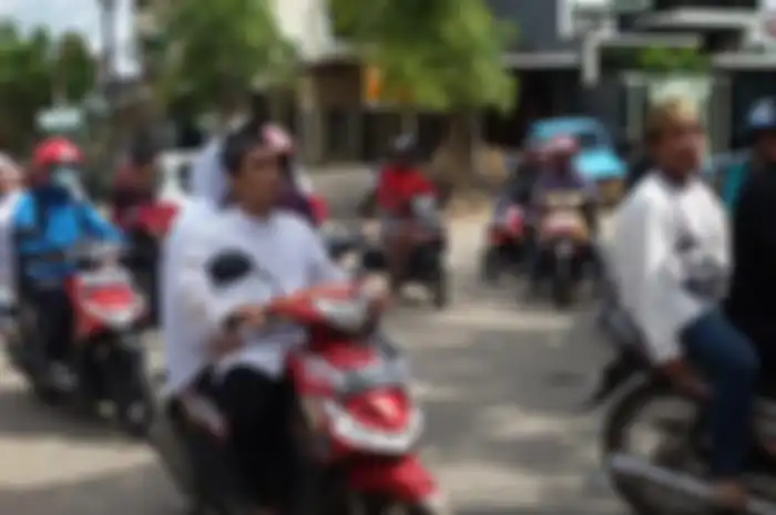 Ustad Maulana bersama istrinya mengendarai sepedah motor setelah menghadiri pemakanan Ibunda tercinta, Hj Masita, di Pemakaman Arab, Jl Kandea.