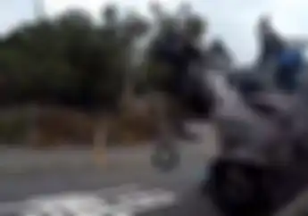 Ngeri! Video Suzuki GSX-R1000 Hancur Lebur Usai Tabrak BMW S1000R yang Tergelincir